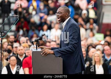 Le lieutenant-gouverneur Garlin Gilchrist II parle pendant le rallye Get Out the vote à Detroit. Les démocrates du Michigan tiennent un rassemblement de sortie du vote pour le gouverneur Gretchen Whitmer avec le président Barack Obama avant les élections de mi-mandat de 2022. (Photo par Dominick Sokotooff / SOPA Images / Sipa USA) Banque D'Images