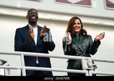 Le gouverneur Gretchen Whitmer (R) et le lieutenant-gouverneur Garlin Gilchrist II (L) se gestent pendant le rallye. Les démocrates du Michigan tiennent un rassemblement de sortie du vote pour le gouverneur Gretchen Whitmer avec le président Barack Obama avant les élections de mi-mandat de 2022. (Photo par Dominick Sokotooff / SOPA Images / Sipa USA) Banque D'Images