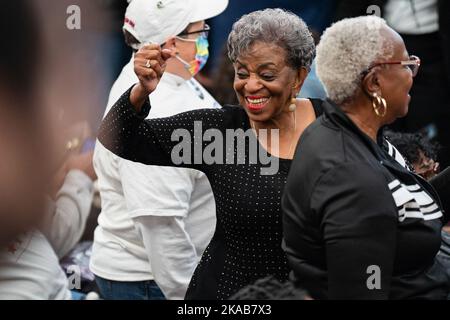 Detroit, États-Unis. 29th octobre 2022. Les supporters assistent au rassemblement Get Out the vote à Detroit. Les démocrates du Michigan tiennent un rassemblement de sortie du vote pour le gouverneur Gretchen Whitmer avec le président Barack Obama avant les élections de mi-mandat de 2022. (Photo par Dominick Sokotooff/SOPA Images/Sipa USA) crédit: SIPA USA/Alay Live News Banque D'Images