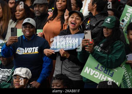 Detroit, États-Unis. 29th octobre 2022. Les supporters assistent au rassemblement Get Out the vote à Detroit. Les démocrates du Michigan tiennent un rassemblement de sortie du vote pour le gouverneur Gretchen Whitmer avec le président Barack Obama avant les élections de mi-mandat de 2022. (Photo par Dominick Sokotooff/SOPA Images/Sipa USA) crédit: SIPA USA/Alay Live News Banque D'Images