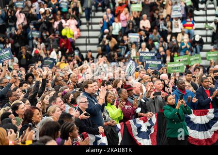 Detroit, États-Unis. 29th octobre 2022. Les supporters assistent au rassemblement Get Out the vote à Detroit. Les démocrates du Michigan tiennent un rassemblement de sortie du vote pour le gouverneur Gretchen Whitmer avec le président Barack Obama avant les élections de mi-mandat de 2022. (Photo par Dominick Sokotooff/SOPA Images/Sipa USA) crédit: SIPA USA/Alay Live News Banque D'Images