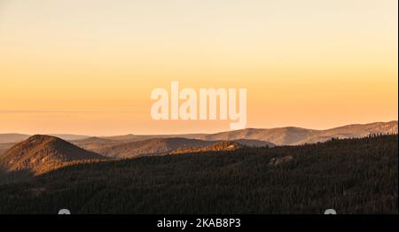 Lever de soleil sur les arbres et les montagnes du parc national volcanique de Lassen Banque D'Images