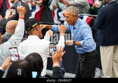 Detroit, Michigan, États-Unis. 29th octobre 2022. Le président Barack Obama interagit avec ses partisans lors du rassemblement. Les démocrates du Michigan tiennent un rassemblement de sortie du vote pour le gouverneur Gretchen Whitmer avec le président Barack Obama avant les élections de mi-mandat de 2022. (Image de crédit : © Dominick Sokotooff/SOPA Images via ZUMA Press Wire) Banque D'Images