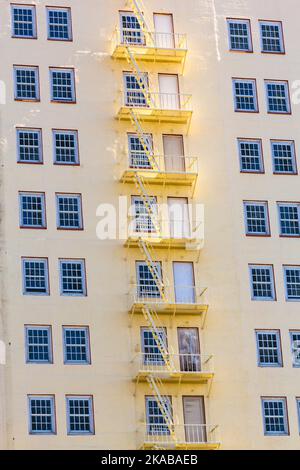 Façade de l'hôtel avec échelle d'évacuation de feu Banque D'Images