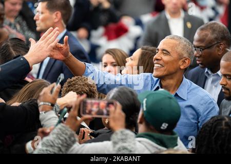 Detroit, Michigan, États-Unis. 29th octobre 2022. Le président Barack Obama interagit avec ses partisans lors du rassemblement. Les démocrates du Michigan tiennent un rassemblement de sortie du vote pour le gouverneur Gretchen Whitmer avec le président Barack Obama avant les élections de mi-mandat de 2022. (Image de crédit : © Dominick Sokotooff/SOPA Images via ZUMA Press Wire) Banque D'Images