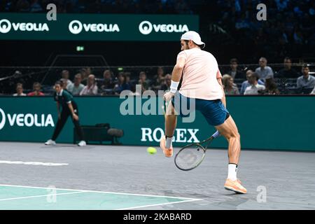 Paris, France. 01/11/2022, Karen Khachanov, de Russie, a lancé un tweener (ou un hot dog) lors du Rolex Paris Masters, tournoi ATP Masters 1000, le 1 novembre 2022 à l'Accor Arena de Paris, France. Photo de Victor Joly/ABACAPRESS.COM Banque D'Images