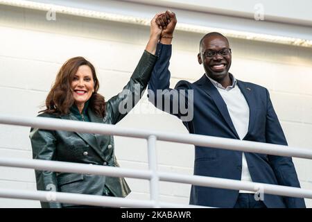 Detroit, Michigan, États-Unis. 29th octobre 2022. Le gouverneur Gretchen Whitmer (L) et le lieutenant-gouverneur Garlin Gilchrist II (R) se gestent pendant le rallye. Les démocrates du Michigan tiennent un rassemblement de sortie du vote pour le gouverneur Gretchen Whitmer avec le président Barack Obama avant les élections de mi-mandat de 2022. (Image de crédit : © Dominick Sokotooff/SOPA Images via ZUMA Press Wire) Banque D'Images