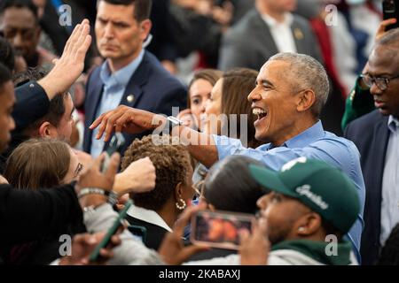 Detroit, Michigan, États-Unis. 29th octobre 2022. Le président Barack Obama interagit avec ses partisans lors du rassemblement. Les démocrates du Michigan tiennent un rassemblement de sortie du vote pour le gouverneur Gretchen Whitmer avec le président Barack Obama avant les élections de mi-mandat de 2022. (Image de crédit : © Dominick Sokotooff/SOPA Images via ZUMA Press Wire) Banque D'Images