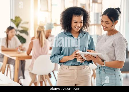 Le travail d'équipe des professionnels, des femmes et des tablettes, la planification de bureau et la collaboration du personnel, le travail en ligne et l'application technologique au démarrage. Les femmes Banque D'Images