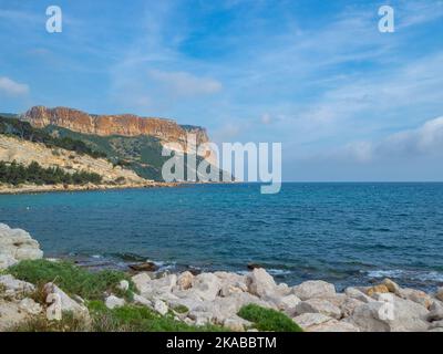 Cassis, France - 18 mai 2022 : vue vers les falaises rouges du Cap Canaille. Banque D'Images