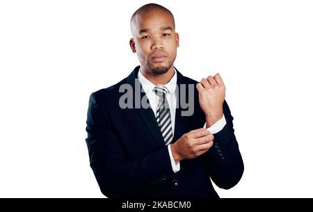 Ce que cela signifie d'être un collier blanc. Studio photo d'un beau jeune homme d'affaires fixant sa manche sur un fond blanc. Banque D'Images
