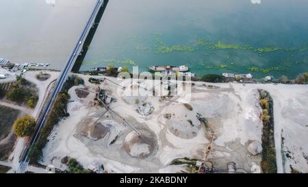 Vue de dessus de la grande usine de fabrication en paysage au bord de la rivière po, Piacenza Italie Banque D'Images