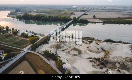 Vue de dessus de la grande usine de fabrication en paysage au bord de la rivière po, Piacenza Italie Banque D'Images