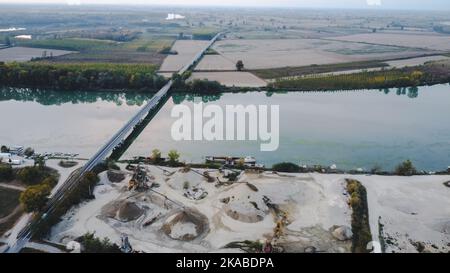 Vue de dessus de la grande usine de fabrication en paysage au bord de la rivière po, Piacenza Italie Banque D'Images