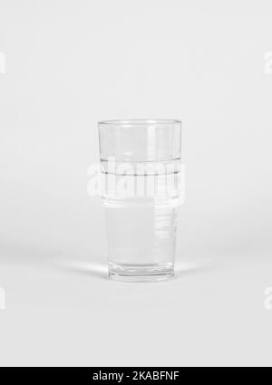 verre avec eau et fond blanc Banque D'Images