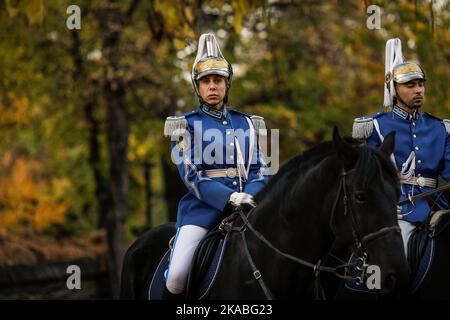 Bucarest, Roumanie - 1 novembre 2022 : membre femelle monté du Jandarmi roumain (cavaliers de la gendarmerie roumaine) en cérémonie et Banque D'Images