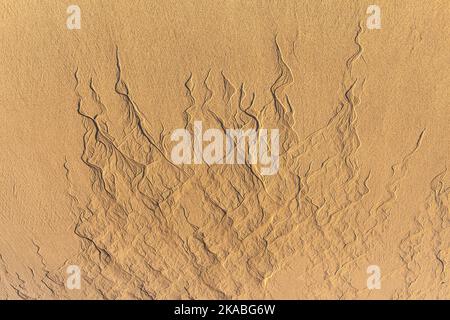 Motif texture type islamique sur la plage de sable tandis que la marée basse époque Banque D'Images