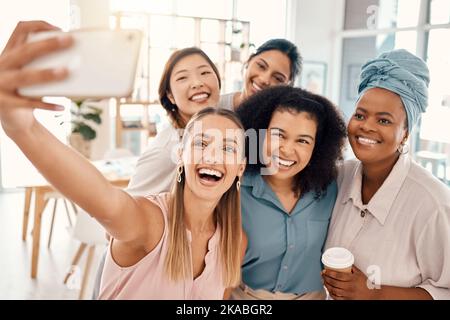 Bureau, interracial et femmes téléphone selfie avec le sourire heureux pour la diversité, amis et le renforcement d'équipe. Personnel professionnel et diversifié sur le lieu de travail Banque D'Images