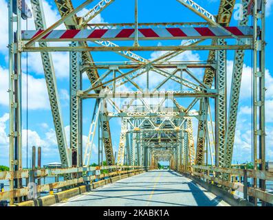 En voiture sur la route du chef menteur avec le vieux pont dans la zone est de la Nouvelle-Orléans traversant la baie Banque D'Images