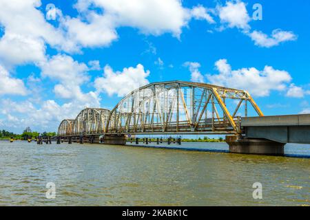 En voiture sur la route du chef menteur avec le vieux pont dans la zone est de la Nouvelle-Orléans traversant la baie Banque D'Images