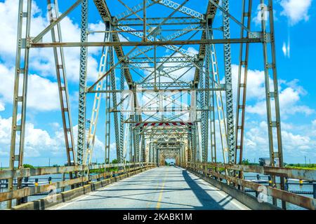 En voiture sur la route du chef menteur avec le vieux pont dans la zone est de la Nouvelle-Orléans traversant la baie Banque D'Images