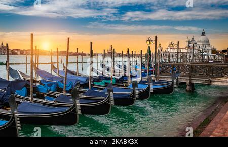 Gondoles à Venise Italie au coucher du soleil. Banque D'Images