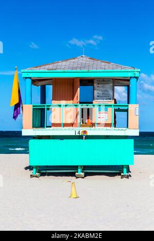 Garde la vie en bois abris en style art déco à South Beach Banque D'Images