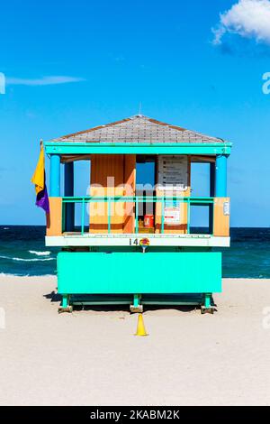 Garde la vie en bois abris en style art déco à South Beach Banque D'Images