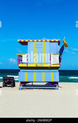 Garde la vie en bois abris en style art déco à South Beach Banque D'Images