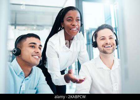 Centre d'appels, encadrement et mentor d'équipe en télémarketing, conseil ou service à la clientèle au bureau. Des conseillers employés heureux nous contactent Banque D'Images