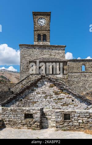 Tour de l'horloge à l'intérieur du château de Gjirokaster en Albanie Banque D'Images