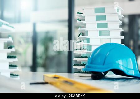 Modèle de construction sur table, industrie de la conception de construction et casque de sécurité pour les travaux immobiliers industriels. 3d projet d'architecture d'appartement en plastique Banque D'Images