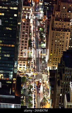 Aerial vue panoramique sur le nord de Manhattan de l'Empire State building de nuit Banque D'Images