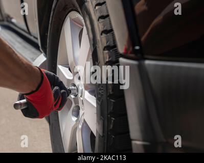 MINSK, BÉLARUS - 17 octobre 2021 roue de contrôle de voiture avec outil métallique, gros plan. Banque D'Images