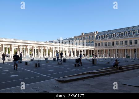 Paris, France - 21 septembre 2022 : les colonnes de Buren dans la Cour d'Honneur du Palais-Royal. Banque D'Images