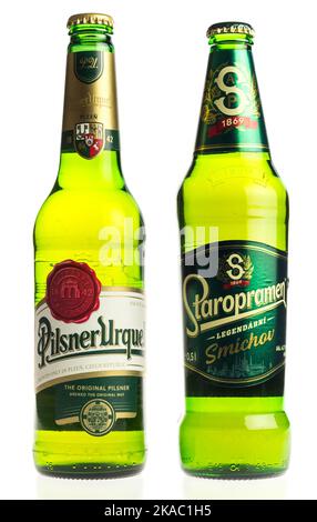 Des bouteilles d'Urquell et de Staropramen Pilsner tchèques se sont isolées sur fond blanc Banque D'Images