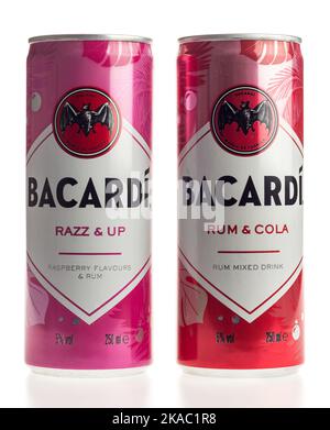 Boîtes de boissons Bacardi mixtes isolées sur fond blanc Banque D'Images