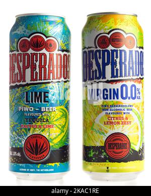 Boîtes de Desperados de citron vert et de bières vierges isolées sur fond blanc Banque D'Images