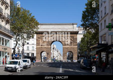 Paris, France - 21 septembre 2022 : la porte Saint-Martin est un monument parisien situé dans le 10th arrondissement. Banque D'Images