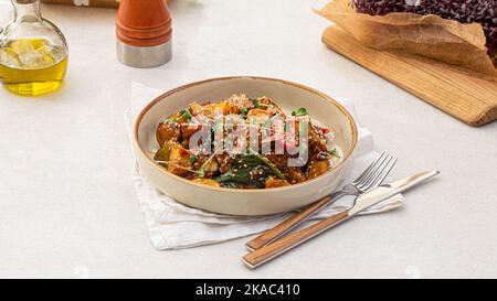 Portion de salade d'aubergines croustillantes gastronomiques Banque D'Images
