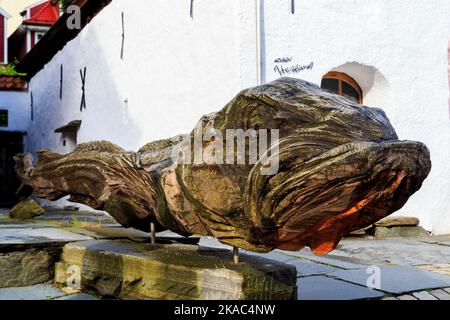 BERGEN, NORVÈGE - 3 JUILLET 2016 : c'est un monument en bois de cabillaud installé à l'intérieur de l'historique Bryggen. Banque D'Images