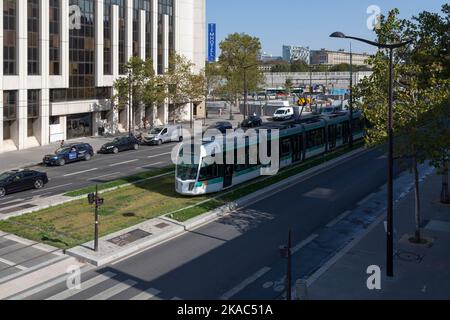 Paris, France - 21 septembre 2022 : tramway de la ligne T3b en quittant la gare porte de Clichy - Tribunal de Paris. Banque D'Images