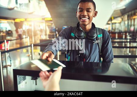 Juste quelques procédures supplémentaires avant de monter à bord. Un jeune homme qui embarque dans un aéroport. Banque D'Images