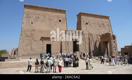 Dédié à Isis, déesse de l'amour, le Temple de Philae est l'un des plus beaux et des mieux préservés du pays. Il est situé sur une petite isla Banque D'Images