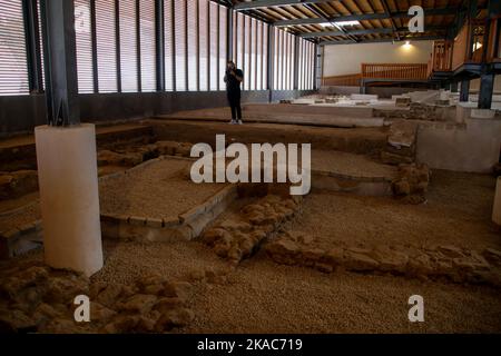 Jabalia, bande de Gaza, Palestine. 31st octobre 2022. Gaza, Palestine. 01 novembre 2022. Vestiges d'une église byzantine du cinquième siècle à Jabalia, dans le nord de la bande de Gaza. L'église a été découverte pour la première fois en 1997, tandis qu'un projet de restauration récemment achevé a permis d'éclairer le plancher de l'église orné de divers motifs géométriques, floraux et animaux. On croit également que les murs de l'église ont été décorés de textes religieux en grec ancien de l'époque de l'empereur byzantin Théodosius II, qui a régné entre 408 et 450 après J.-C. La restauration a été effectuée sous la supervision du M. Banque D'Images