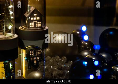 deux dômes en verre (bocaux) avec décorations de noël et boules de noël. Gros plan. Mise au point sélective. Concept de décoration de Noël Banque D'Images