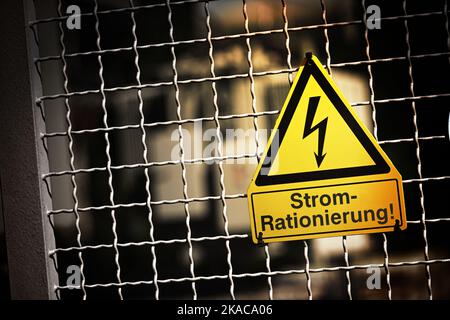 FOTOMONTAGE, Schild mit Strompfeil und der Aufschrift Strom-Rationierung Banque D'Images