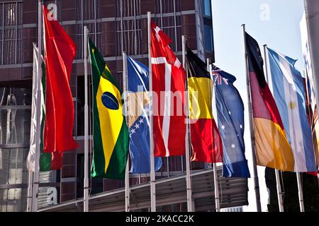 drapeaux flatteurs dans le vent Banque D'Images