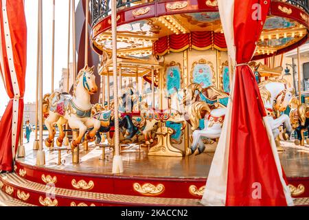 Vieux carrousel dans le parc. Trois chevaux et un avion sur un carrousel traditionnel. Carrousel avec chevaux à Barcelone, ​​Spain Banque D'Images