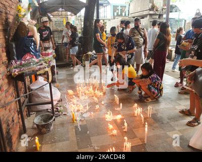 Calooan City, Philippines. 01st novembre 2022. Les Philippins éclairent des bougies devant Pieta, ou statue de la Vierge Marie pleurant le corps mort de Jésus Christ pendant la Toussaint. Les Philippins affluent vers les cimetières après deux ans de pandémie de Covid-19, car ses restrictions ont commencé à s'assouplir lentement. La tradition d'apporter des fleurs, d'allumer des bougies et même d'offrir de la nourriture au lieu de sépulture de leurs amoureux partis. (Photo de Josefiel Rivera/SOPA Images/Sipa USA) crédit: SIPA USA/Alay Live News Banque D'Images